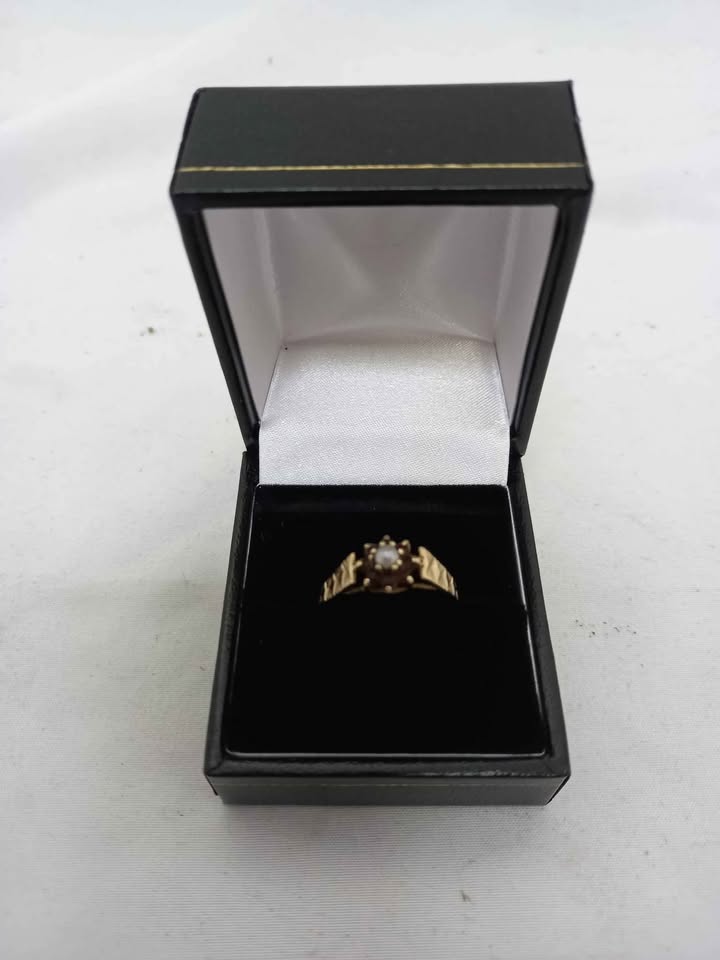 Rings with gothic-inspired skull motif details -9K Hallmarked Gold Ring 1.64g Size O With Box