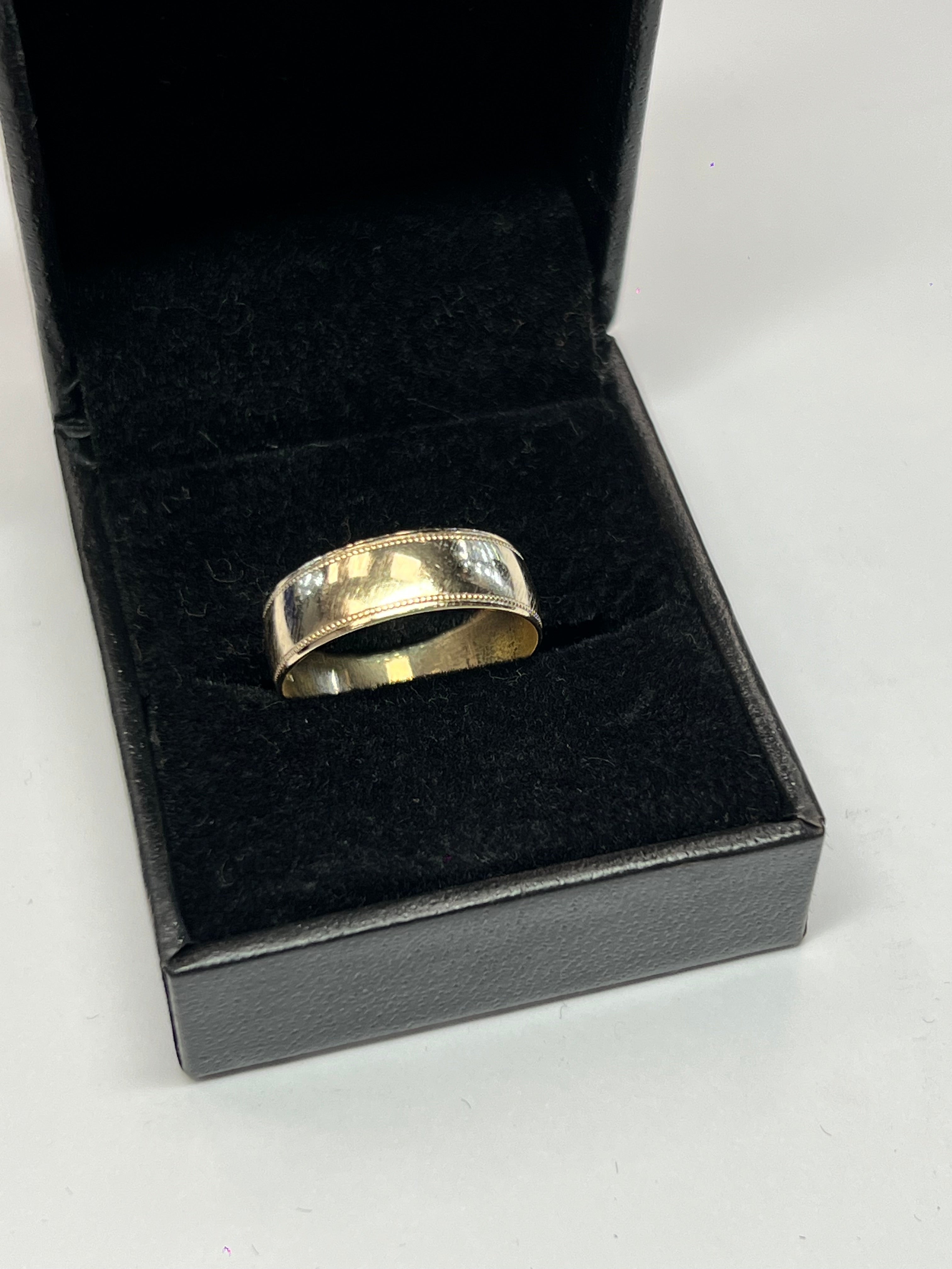 Rings with matte gold for subtle luxury -9CT GOLD RING WITH PRETTY EDGING SIZE Q