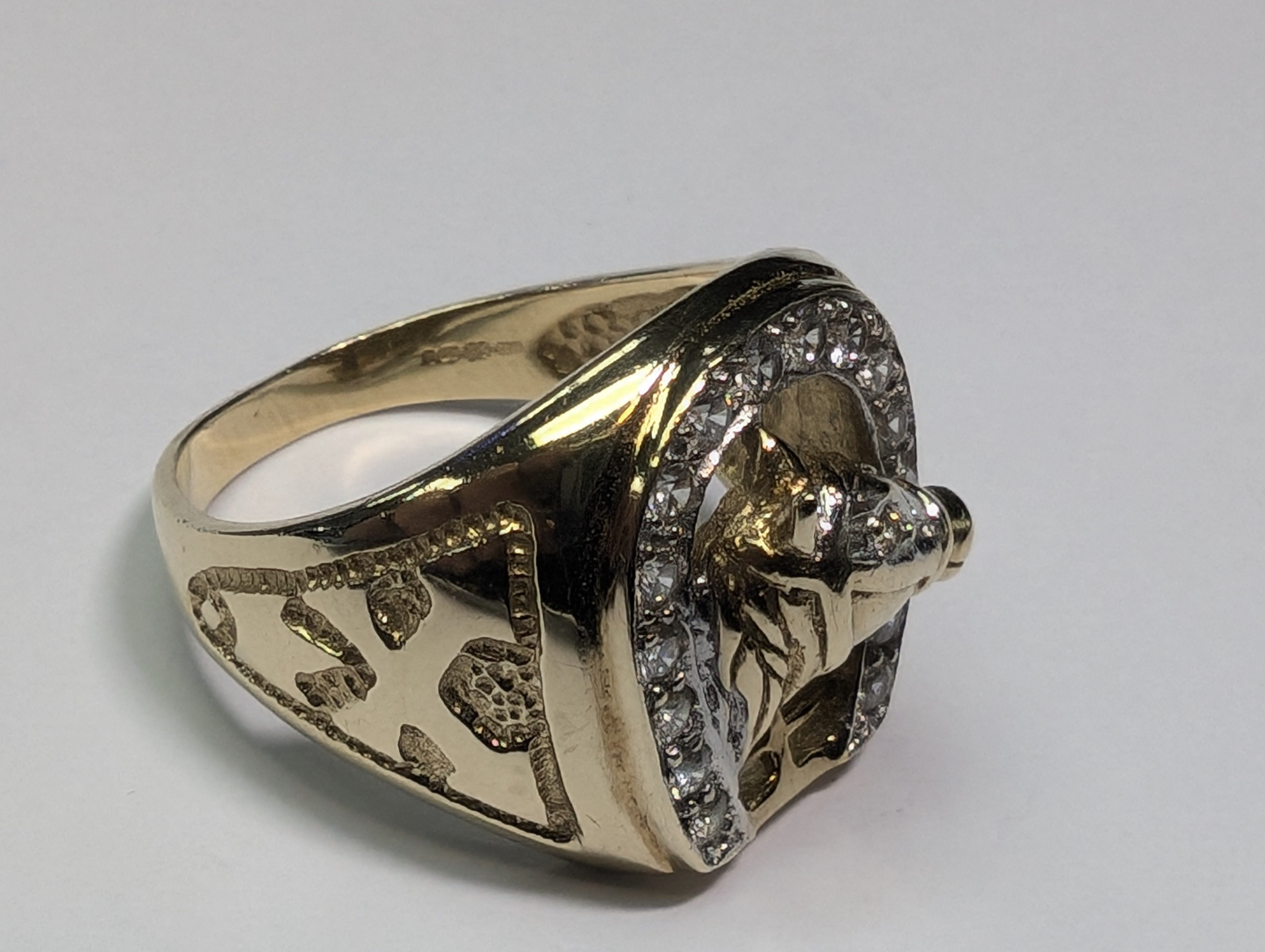 Rings with hexagon-cut stones for trendiness -9CT GOLD HORSE HEAD/SHOE RING SIZE R 1/2 5.78G PRESTON STORE