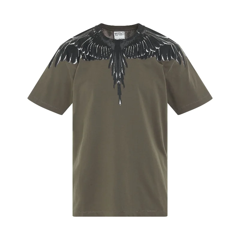 Outdoor survival backpack with emergency tool pockets -Icon Wings Regular Fit T-Shirt in Army/Black