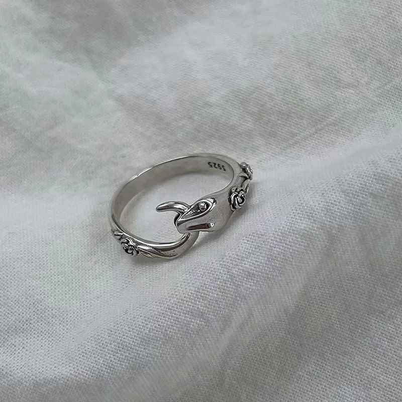 Closed bite tail snake ring (inner diameter 1.6cm)